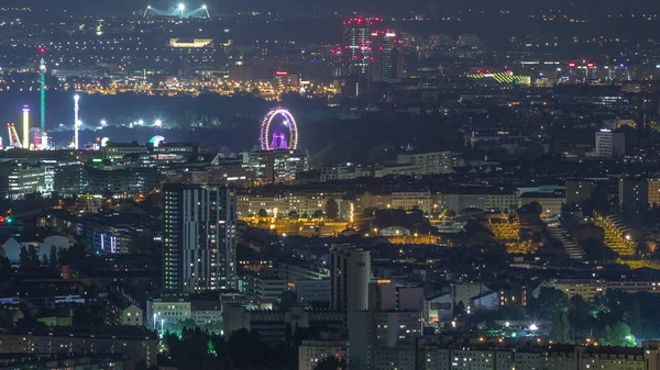 Skyline Wiednia z punktu widokowego Dunaju Leopoldsberg antenowej nocy timelapse. — Zdjęcie stockowe