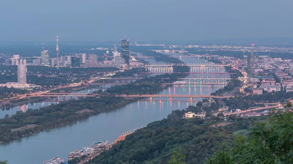 Skyline of Vienna från Donau Utsiktspunkt Leopoldsberg antenn dag till natt timelapse. — Stockfoto