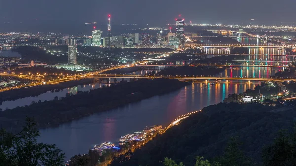 Skyline von Wien aus Sicht der Donau Leopoldsberg Antenne Nacht Zeitraffer. — Stockfoto