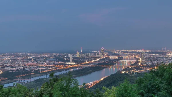 Воздушная линия Вены от Дунайской смотровой площадки в Зольберге днем до ночи . — стоковое фото