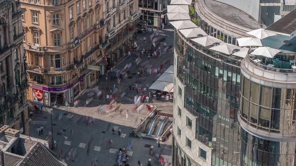 Personnes se promenant dans le centre-ville de Vienne dans Stephansplatz timelapse aérien — Photo