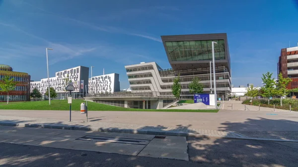 Moderna byggnader med bibliotek och Learning Center i Wien University of Economics och Business timelapse hyperlapse — Stockfoto