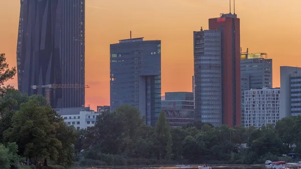 Gratte-ciel du centre international de Vienne avec vue sur le lac Kaiserwasser reflet du jour à la nuit timelapse — Photo