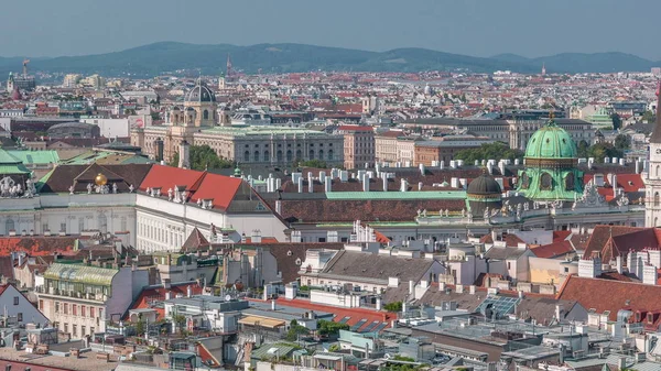 Vista aérea panorâmica de Viena, Áustria, da torre sul da catedral de São Estevão timelapse — Fotografia de Stock