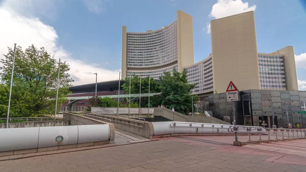 Donaustadt Danube City timelapse hyperlapse är ett modernt kvarter med skyskrapor och kontorshotell i Wien, Österrike. — Stockfoto