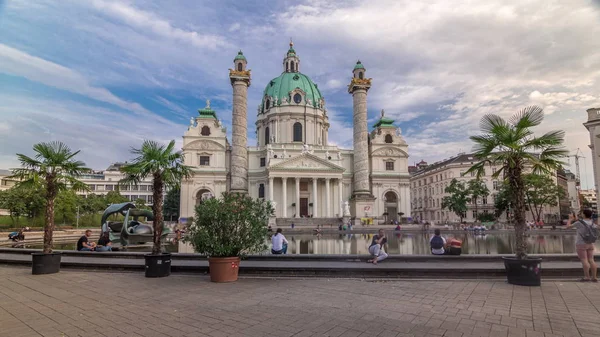 Karlskirche sur la place Karlsplatz hyperlapse timelapse à Vienne, Autriche . — Photo