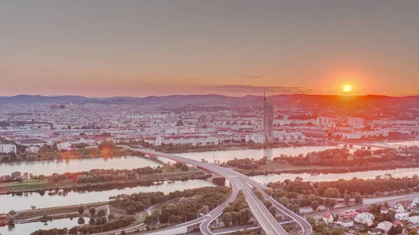 Letecký panoramatický výhled na západ slunce nad Vídní s mrakodrapy, historickými budovami a časovou promenádou u řeky v Rakousku. — Stock fotografie