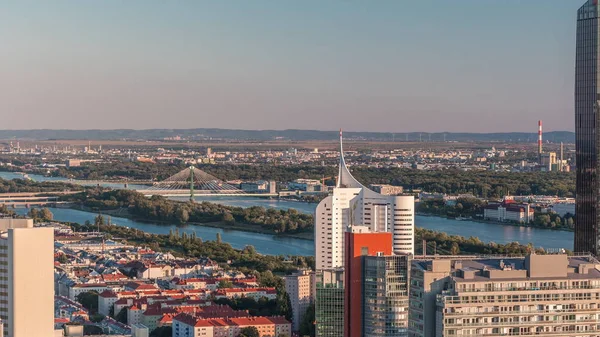 Panoramiczny widok na miasto Wiednia z drapaczami chmur, zabytkowymi budynkami i promenadą nad brzegiem rzeki w Austrii. — Zdjęcie stockowe