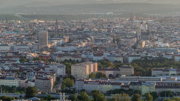 Αεροφωτογραφία της πόλης της Βιέννης με ουρανοξύστες, ιστορικά κτίρια και παραλιακό πεζόδρομο timelapse στην Αυστρία. — Φωτογραφία Αρχείου