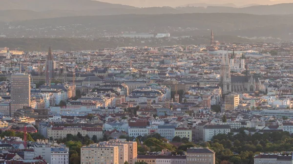 Vista panorâmica aérea da cidade de Viena com arranha-céus, edifícios históricos e um passeio marítimo na Áustria . — Fotografia de Stock