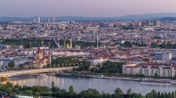 Воздушный панорамный вид на Вену с небоскребов, исторических зданий и набережной реки день и ночь Timelapse в Австрии . — стоковое фото