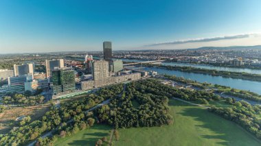 Viyana şehrinin gökdelenleri, tarihi binaları ve Avusturya 'da nehir kenarındaki gezinti zamanı olan panoramik manzarası..