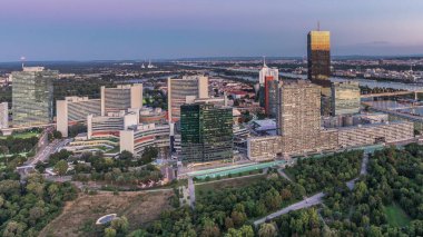 Viyana üzerinde gökdelenler, tarihi binalar ve Avusturya 'da gün be gün nehir kenarı gezisi olan hava panoramik manzarası..