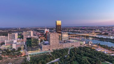 Viyana üzerinde gökdelenler, tarihi binalar ve Avusturya 'da gün be gün nehir kenarı gezisi olan hava panoramik manzarası..