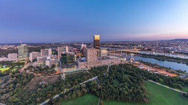 Viyana üzerinde gökdelenler, tarihi binalar ve Avusturya 'da gün be gün nehir kenarı gezisi olan hava panoramik manzarası..