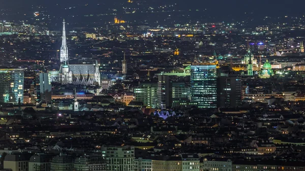 Vista panorámica aérea de la ciudad de Viena con rascacielos, edificios históricos y un paseo marítimo nocturno en Austria . — Foto de Stock