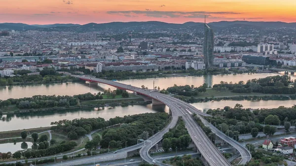 Воздушный панорамный вид на Вену с небоскребов, исторических зданий и набережной реки день и ночь Timelapse в Австрии . — стоковое фото