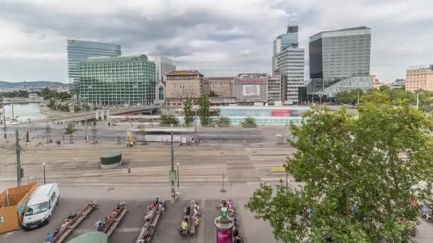 Schwedenplatz är ett torg i centrala Wien, beläget vid Donau kanalen antenn timelapse — Stockvideo