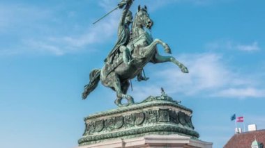Heykel binicisi Erzherzog Karl at sırtında, elinde bayrakla. Heldenplatz. Viyana