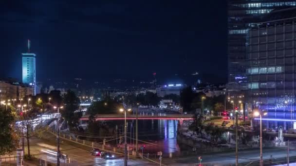 Schwedenplatz jest placem w centrum Wiednia, położonym nad kanałem Dunajskim w nocy timelapse — Wideo stockowe