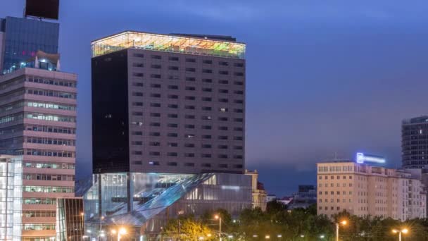 La Schwedenplatz es una plaza en el centro de Viena, situada en el canal del Danubio durante la noche y el día. — Vídeo de stock