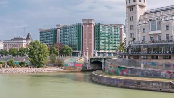 Timelapse de Urania y el Canal del Danubio en Viena . — Vídeos de Stock