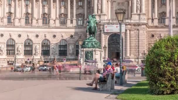 Paardenstandbeeld van prins Eugene van Savoye voor Paleis Hofburg, Heldenplatz, Wenen, Oostenrijk. — Stockvideo