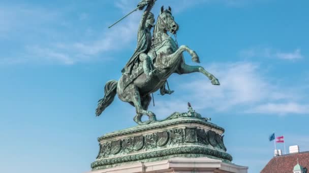 Sochař Erzherzog Karl na koni s vlajkou v ruce. Heldenplatz. Vienna — Stock video