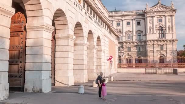 Внешний вид внешних ворот замка от улицы Рингштрассе в Вене в солнечный день . — стоковое видео