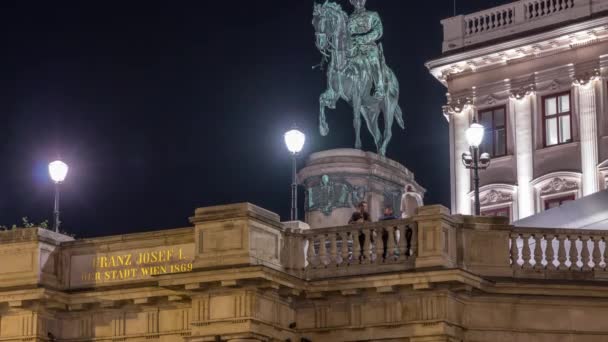 Vista noturna da estátua equestre do arquiduque Alberto em frente ao Museu Albertina timelapse em Viena, Áustria — Vídeo de Stock