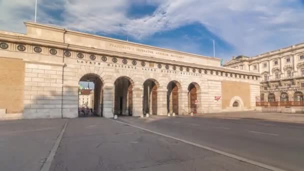 Exteriér vnější hradní brány z Ringstrasse timelapse hyperlapse ve Vídni ve slunečném dni. — Stock video