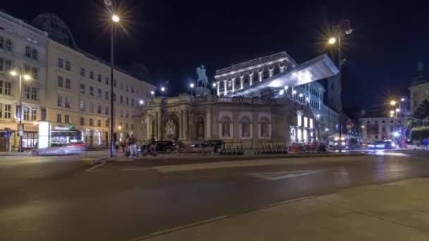 Vue de nuit de la statue équestre de l'archiduc Albert devant l'hyperlapse intemporelle du Musée Albertina à Vienne, Autriche — Video