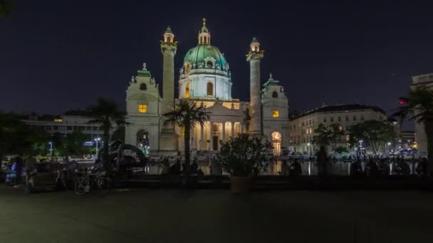 Karlskirche op het Karlsplatz plein nacht timelapse hyperlapse in Wenen, Oostenrijk. — Stockvideo