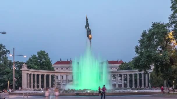 Het helden monument van het rode leger in schwarzenbergplatz dag tot nacht timelapse 's nachts met kleurrijke lichtfontein in vienna, Oostenrijk — Stockvideo