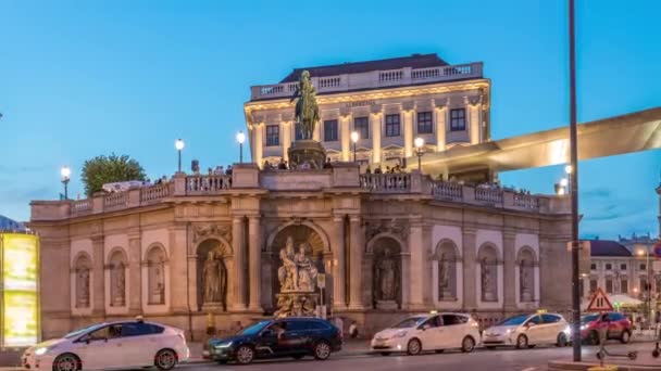 Nattutsikt över ridstatyn av ärkehertig Albert framför Albertina Museum dag till natt timelapse i Wien, Österrike — Stockvideo