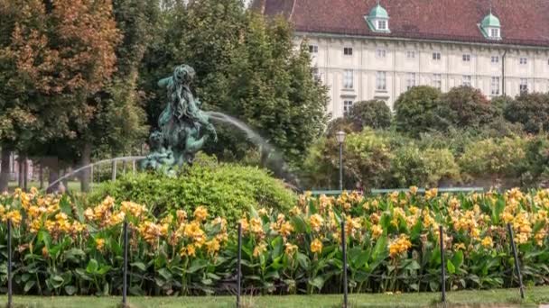 Volksgarten timelapse, o People Garden parque verde público con rosas en Viena de Austria . — Vídeos de Stock