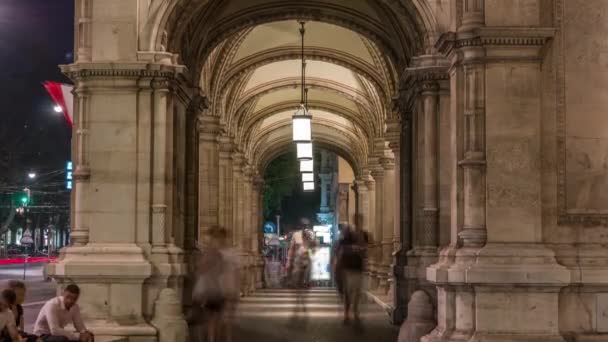 Arch with columns of Vienna Opera night timelapse. — Stock video