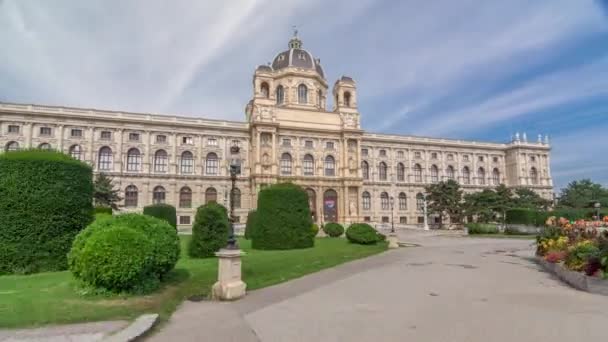 Piękny widok słynnego Naturhistorisches Muzeum timelapse hiperlapse z parku i rzeźby w Wiedniu, Austria — Wideo stockowe