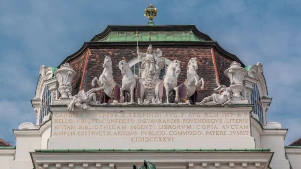 Esculturas na entrada da Biblioteca Nacional da Áustria timelapse, Josefsplatz, Viena, Áustria — Vídeo de Stock