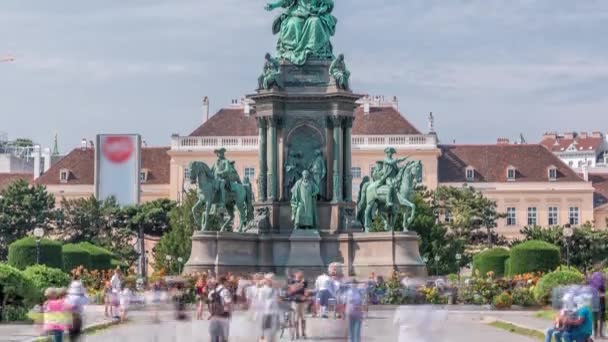 Keizerin Maria Theresia Monument timelapse en Musea Quartier op een achtergrond in Wenen, Oostenrijk. — Stockvideo