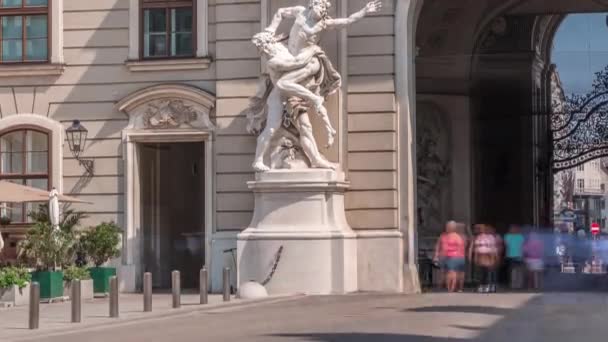 Hofburg Palace, In der Burg timelapse: Bella facciata con cancello principale della Scuola di Equitazione Spagnola — Video Stock