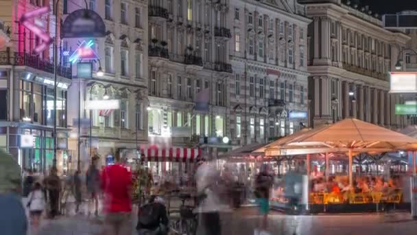 Människor går i Graben St. Natt timelapse, gamla stan huvudgatan i Wien, Österrike. — Stockvideo