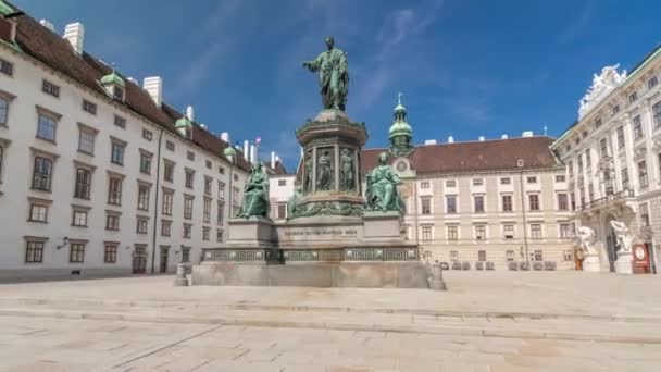 Standbeeld van Keizer Franz Joseph I timelapse hyperlapse bij Paleis Hofburg in Wenen. — Stockvideo