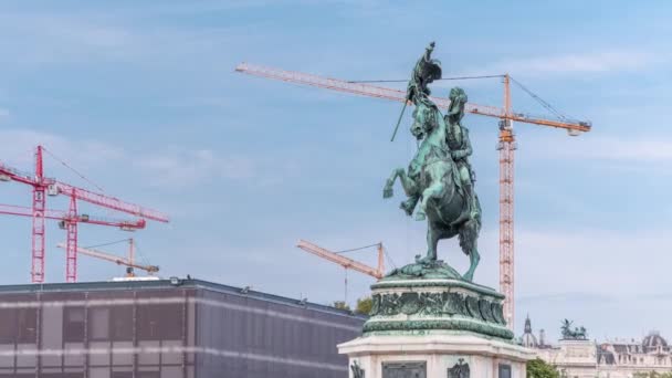 Jeździec statua Erzherzog Karl na koniu z flagą w ręku timelapse. Heldenplatz. Wiedeń — Wideo stockowe