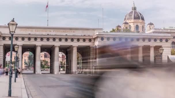 Exteriér vnější hradní brány s Ringstrasse na pozadí timelapse ve Vídni ve slunečném dni. — Stock video