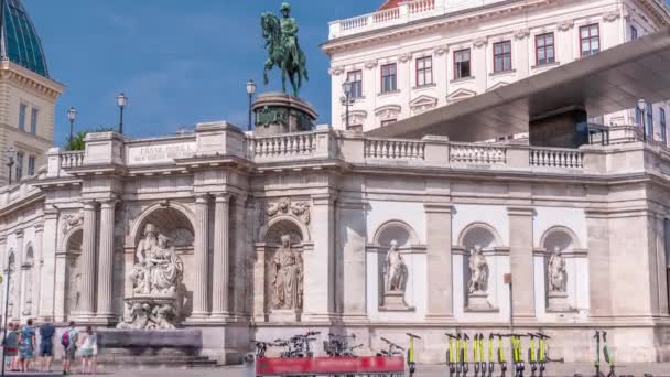 Widok dnia posągu arcyksięcia Alberta przed muzeum Albertina timelapse w Wiedniu, Austria — Wideo stockowe