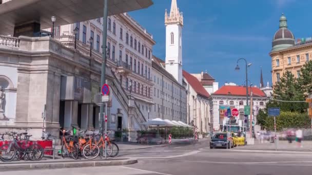 オーストリアのウィーンのダウンタウンにある歴史的建造物とアルベルティーナ広場の空中時間経過 — ストック動画
