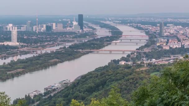 Skyline de Viena desde el punto de vista del Danubio Leopoldsberg antena día a noche timelapse . — Vídeos de Stock