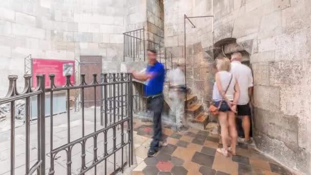 Escalera y habitación dentro de la Torre Sur timelapse de la Catedral de San Esteban Viena, Austria — Vídeos de Stock