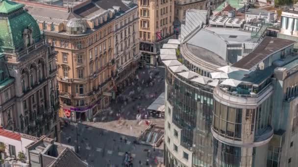 Lidé procházky v centru Starého města Vídně ve Stephansplatz letecké timelapse — Stock video